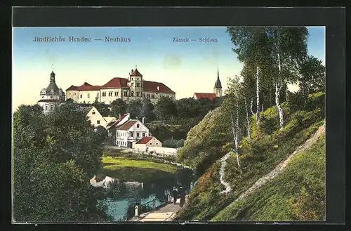 AK Neuhaus / Jindrichuv Hradec, Spaziergänger an der Flusspromenade, Blick zum Schloss