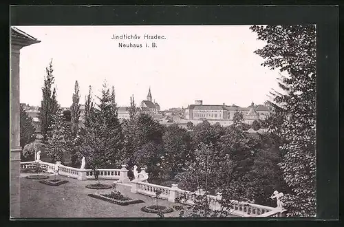 AK Neuhaus / Jindrichuv Hradec, in den Parkanlagen, Blick über den kleinen Wald zur Stadt und zur Kirche