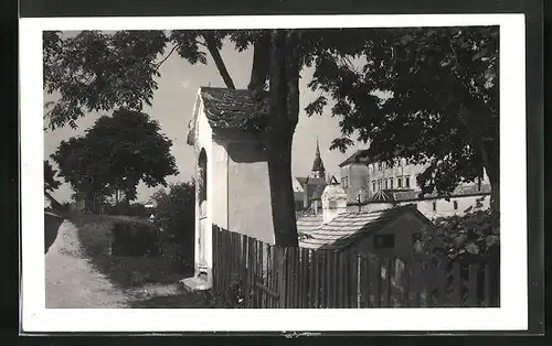 AK Neuhaus / Jindrichuv Hradec, Weg am mit Heiligenbildnis, Blick zur Kirche im Hintergrund