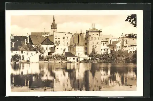 AK Neuhaus / Jindrichuv Hradec, Blick über den See auf die Wohnhäuser der Stadt, die Kirche im Hintergrund
