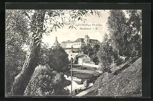 AK Neuhaus / Jindrichuv Hradec, am Weg über dem See, Blick zur Stadt und zum Schloss