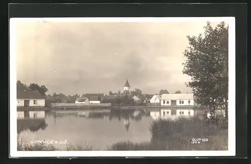 AK Lomnice n. Luznici, Blick zur Kirche im ort vom Flussufer aus