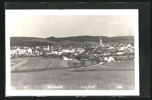 AK Neubistritz, auf den Feldern, Ortstotale, Blick zur Kirche