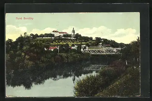 AK Nove Benatky, Partie am Flussufer, neben der Brücke, Blick zum Schloss