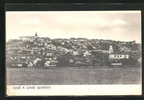 AK Nove a Stare Benatky, Stadtpanorama, Blick zum Schloss