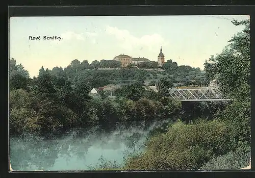 AK Nove Benatky, das Schloss vom Flussufer aus gesehen, an der Brücke