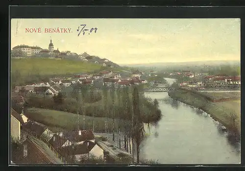 AK Nove Benatky, Stadtansicht mit dem Schloss über dem Fluss
