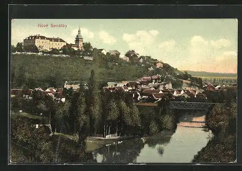 AK Nove Benatky, Partie am Flussufer, Blick auf das Schloss über der Stadt