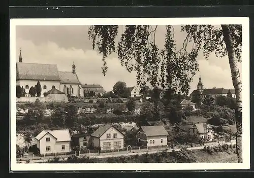 AK Bela pod Bezdezem, Blick auf den Ort und die Kirche