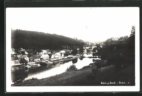 AK Bela pod Bezdezem, Partie am Flussufer, Blick auf den Ort