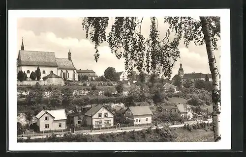 AK Bela pod Bezdezem, Blick auf die Kirche über den Wohnhäusern