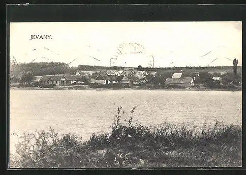 AK Jevany, Ortspanorama vom Flussufer aus
