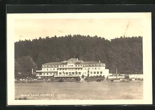 AK Jevany, Grand Hotel, Fassade vom Wasser aus gesehen