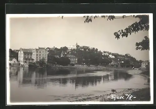 AK Tynec, Stadtansicht vom Flussufer aus gesehen