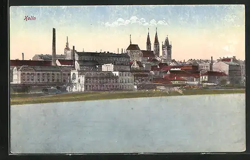 AK Kolin, Blick vom Flussufer auf die Fabrikanlagen am Ufer und die St.-Bartholomäus-Kirche im Hintergrund