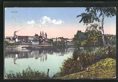 AK Kolin, Uferpartie an der Elbe mit Stadtblick zu den Fabrikanlagen