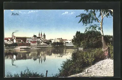 AK Kolin, Partie am Ufer der Elbe, Blick auf die Stadt zu den Kirchen und den Fabriken