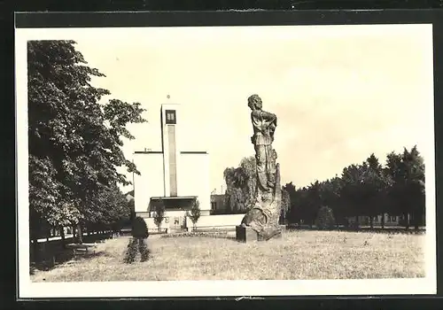 AK Kolin, moderne Kirche mit Denkmal davor