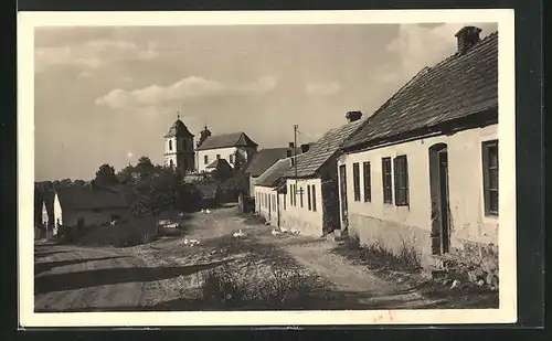 AK Vrbcany, die alten Wohnhäuser am Weg zur Kirche