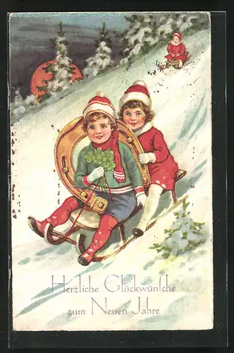 AK Kinderpaar rodelt mit einem grossen Hufeisen auf dem Schlitten, Neujahrsgruss