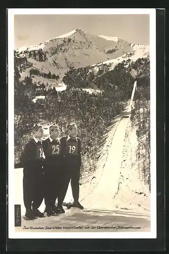 AK Oberstdorf, Internationale Ski-Flug-Woche 1950, Toni Brutscher, Sepp Weiler, Heini Klopfer mit Skiflugschanze