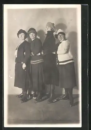 AK Selma Bauer, Selma Halbon, Fr. Drescher u. a. auf Schlittschuhen im Sportpalast 1925