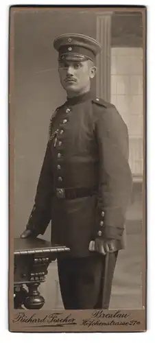 Fotografie Richard Fischer, Breslau, Höfchenstrasse 27a, Soldat des IR 169 mit Schützenschnur