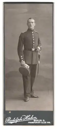 Fotografie Rudolph Hahn, Berlin, Frankfurter Allee 188, Soldat mit pomadisierten Haaren und Bajonett, IR 41