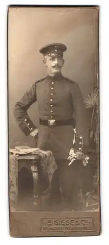 Fotografie E. Giese & Co., Neuruppin, Präsidentenstrasse 58, Soldat des IR 24 mit Bajonett und Portepee