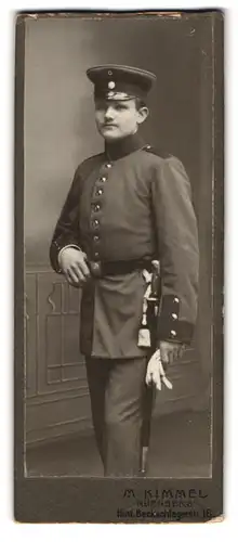 Fotografie M. Kimmel, Nürnberg, Hintere Beckschlagerstrasse 16, Junger Soldat des IR 14 mit Bajonett und Portepee