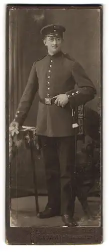 Fotografie E. Giese & Co., Neuruppin, Präsidentenstrasse 58, Soldat des IR 24 mit Bajonett und Portepee