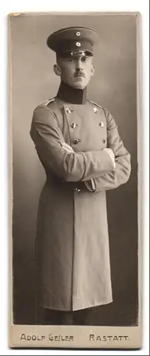 Fotografie Adolf Geiler, Rastatt, Soldat im Mantel IR25