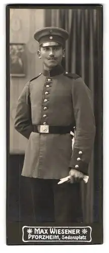 Fotografie Max Wiesner, Pforzheim, Sedansplatz, Junger Soldat des IR 169 mit Bajonett und Portepee