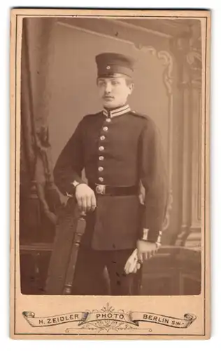 Fotografie H. Zeidler, Berlin, Jerusalemerstrasse 59, Junger Soldat des Garde zu Fuss Regiments