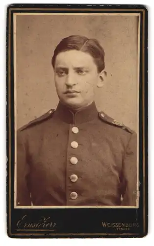 Fotografie Ernst Zerr, Weissenburg i. E., am Mittelthor, Soldat mit Seitenscheitel des IR 60