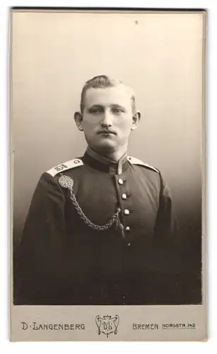 Fotografie D. Langenberg, Bremen, Nordstrasse 142, Segelohriger Soldat mit Schützenschnur, IR 75