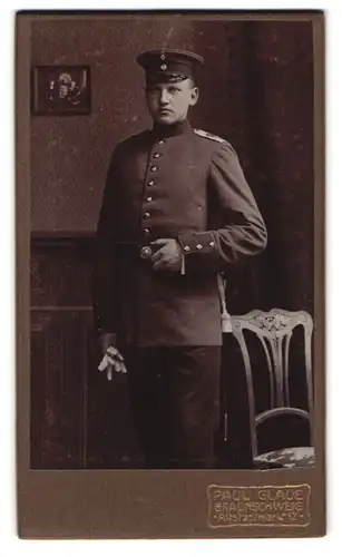 Fotografie Paul Glaue, Braunschweig, Altstadtmarkt 12, Junger Soldat mit Portepee und Bajonett des IR 92