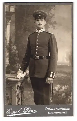 Fotografie Emil Giese, Berlin-Charlottenburg, Schlossstrasse 68, Gardesoldat mit Bajonett des IR 101