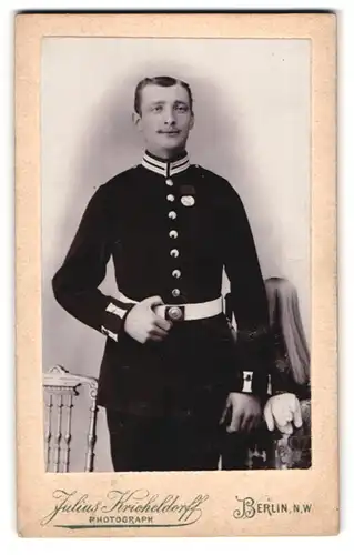 Fotografie Julius Kricheldorff, Berlin, Karl-Strasse 26, Soldat der 2. Garde zu Fuss mit Paradepickelhaube