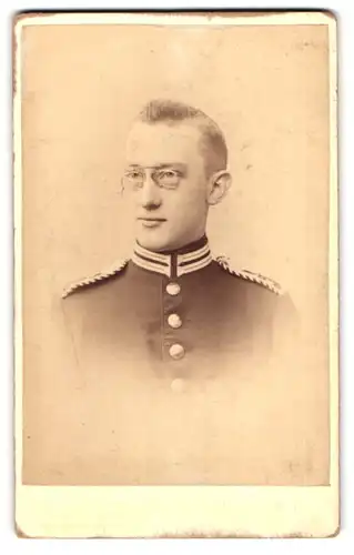 Fotografie Rud. Conrad, Berlin, Königstrasse 34-36, Einjährig-Freiwilliger mit Zwicker des K. A. G. Gr. Rgt. 1
