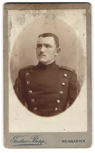 Fotografie Gustav Bopp, Weingarten, Soldat des IR 124 mit polierten Knöpfen