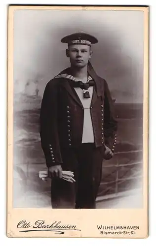Fotografie Otto Barkhausen, Wilhelmshaven, Bismarckstrasse 61, Matrose der kaiserlichen Marine Mützenband Werft Division