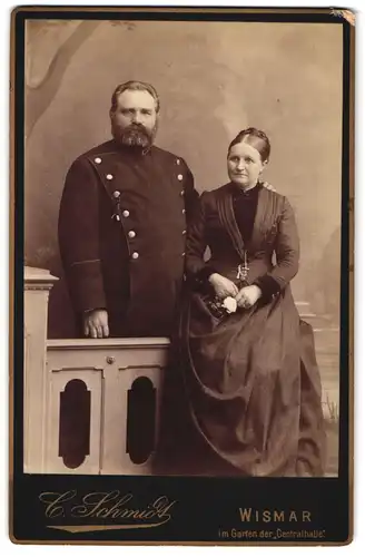 Fotografie C. Schmidt, Wismar, beleibter Eisenbahner der Reichsbahn in Uniform nebst Gattin