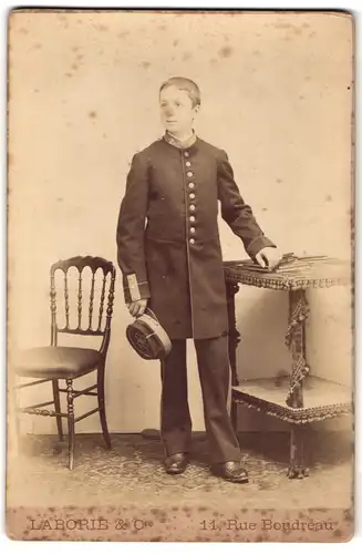 Fotografie Laborie & Cie., Paris, 11 Rue Boudreau, Kadett in Uniform mit Mütze
