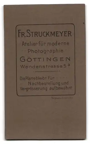 Fotografie Fr'. Struckmeyer, Göttingen, Wendenstrasse 5a, Uffz. in Feldgrau nebst Gattin