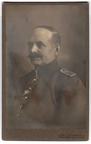 Fotografie Emil Schröter, Berlin-Spandau, Potsdamerstr. 31-32, Portrait Offizier in Uniform mit Ordenband
