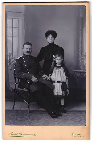 Fotografie Heinrich Zwirnemannn, Potsdam, Waisenstr. 56, Beamter in Uniform mit Familie im Foto-Atelier