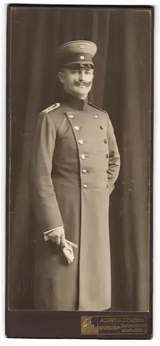Fotografie Alfred Schoen, Krotoschin, Zdunyerstr. 36, Offizier in Uniform mit Schirmmütze