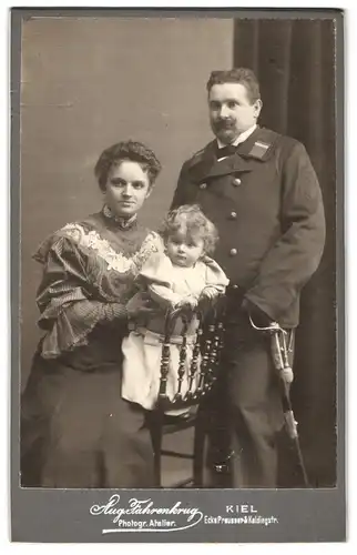 Fotografie August Fahrenkrug, Kiel, Preusser Ecke Koldingstrasse, Ober-Zahlmeister der kaiserlichen Marine in Uniform