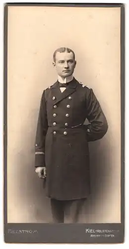 Fotografie Atelier Billström, Kiel, Holstenstr. 43, Offizier der kaiserlichen Marine in Uniform